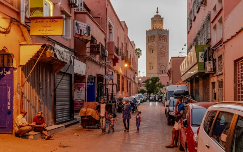 The mosque Koutoubia is the biggest mosque of Marrakesh, in Morocco. The mosque is also known by several other names, such as Jami ’ al-Kutubiyah, the mosque of Kotoubia, the mosque of Kutubiya, the mosque of Kutubiyyin and the mosque of the booksellers. He it is situated in the district of the southwest medina of Marrakesh. He it was finished under the reign of the Caliph Berber almohade Yaqub al-Mansour, and inspired other buildings such as the Giralda of Seville and the Tower Hassan of Rabat.