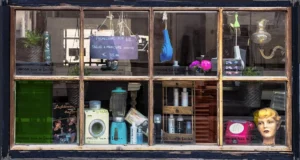 window panes of hair salon in venice with old objects in windows