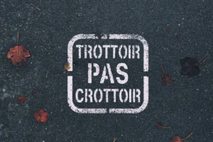 white Trottoir Pas Crottoir sign