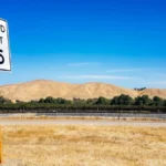 Une route dans le désert de Mojave…