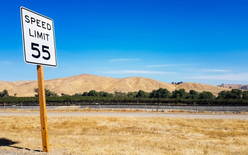 Une route dans le désert de Mojave…