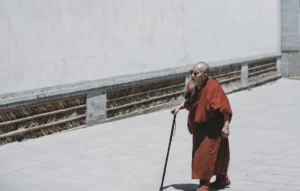 塔尔寺的老喇嘛,看见我们的时候热情的向我们招手。趁他走过的时候拍了一张,老人家一点也不忌讳拍照,估计是拍的人太多了吧。